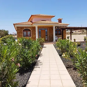 Casa Del Sol: Spacious 3-bedroom With Private Solar-heated Pool Triquivijate